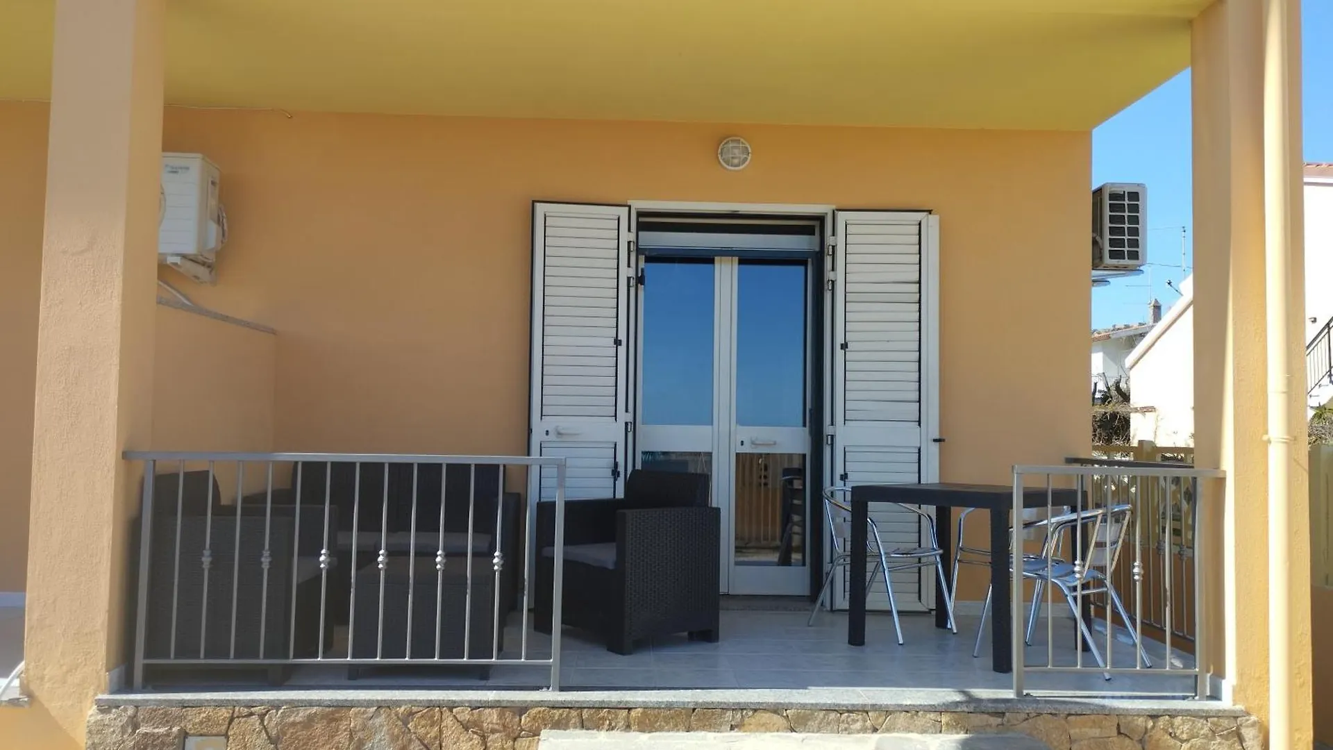 Luna Apartment- Fronte Mare La Caletta Italië